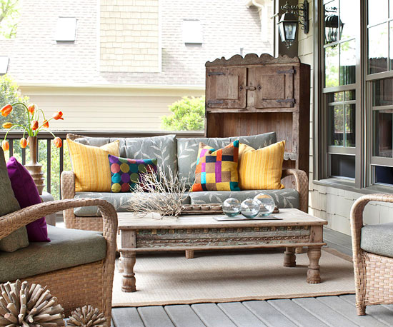 Outdoor living room on porch {via Better Homes & Gardens}