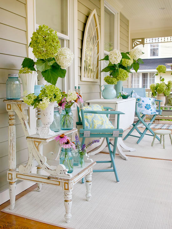 Cottage porch decor {via Better Homes & Gardens}