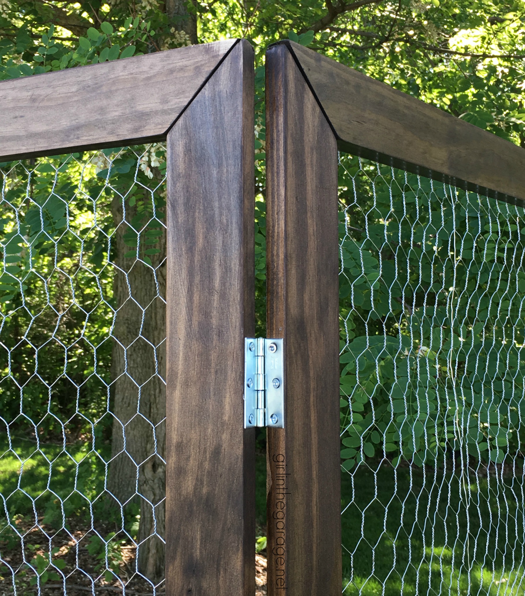 How to Build a DIY Folding Display with Chicken Wire - by Girl (and Guy) in the Garage