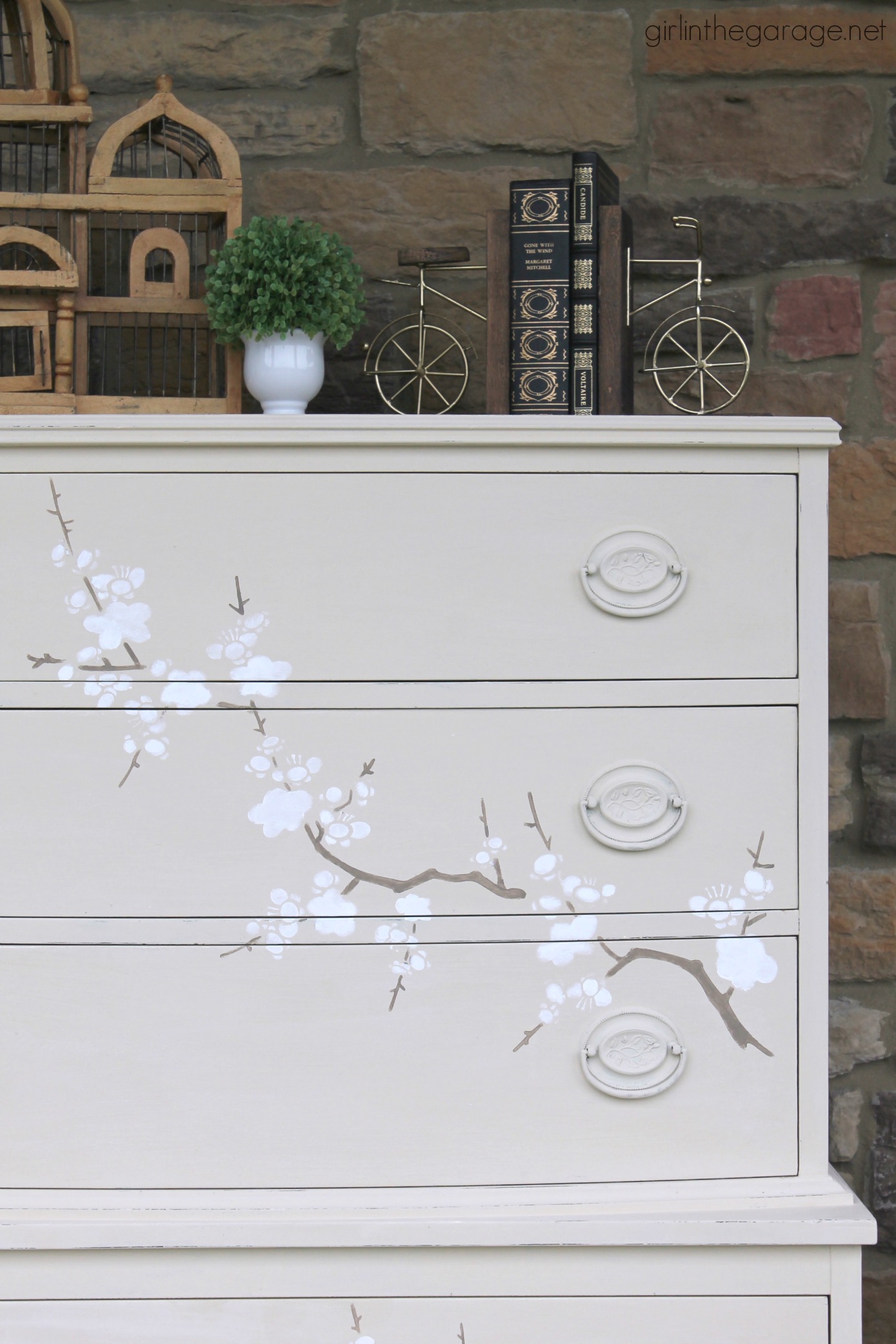 How to paint & stencil furniture with chalk paint - Chalking Up