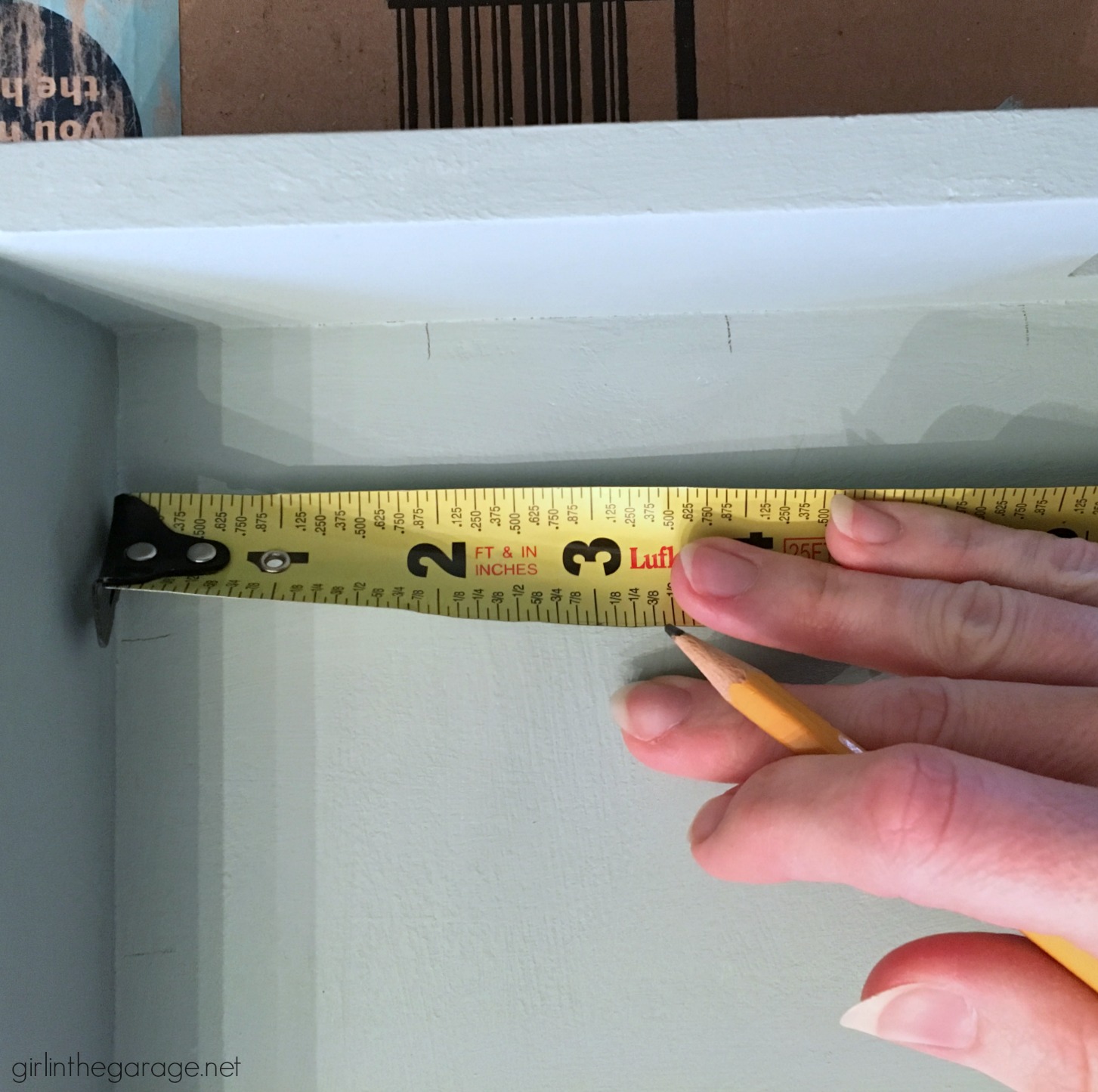 How to paint a barn quilt on a thrifted tray for a beautiful art piece. Step by step DIY tutorial by Girl in the Garage.