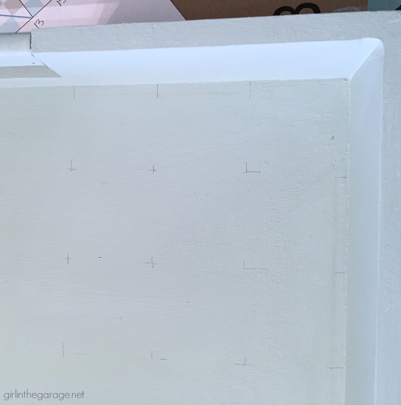 How to paint a barn quilt on a thrifted tray for a beautiful art piece. Step by step DIY tutorial by Girl in the Garage.