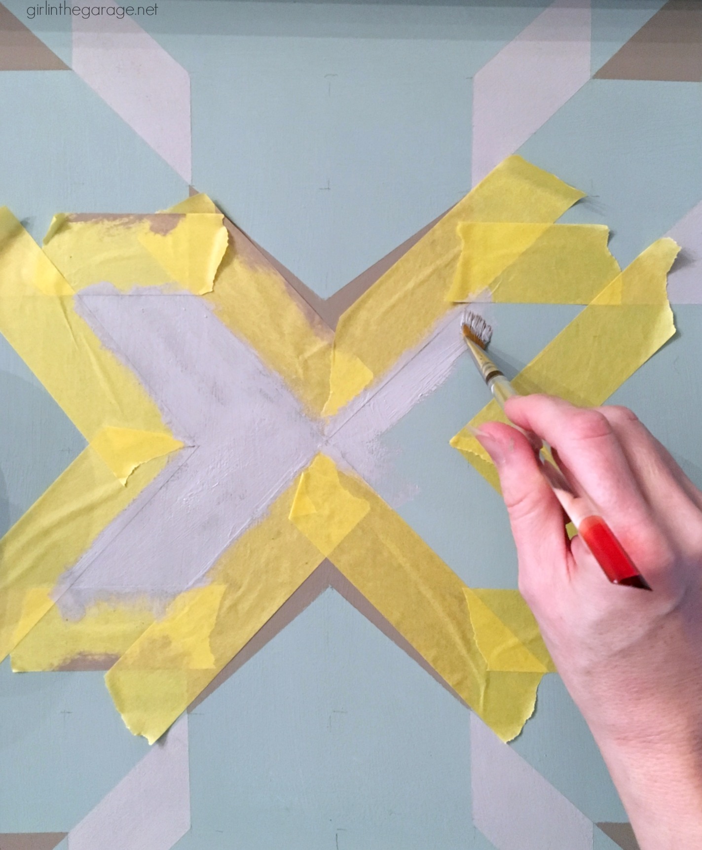 How to paint a barn quilt on a thrifted tray for a beautiful art piece. Step by step DIY tutorial by Girl in the Garage.