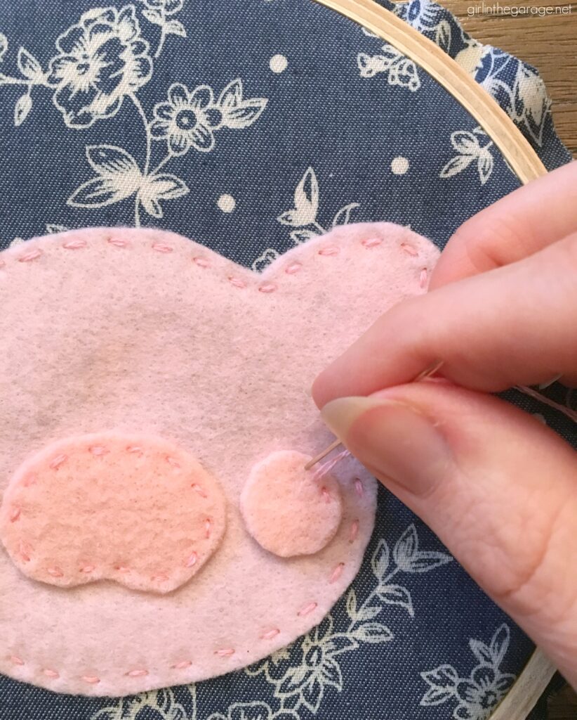 How to create a cute pink pig felt embroidery wall art - Girl in the Garage