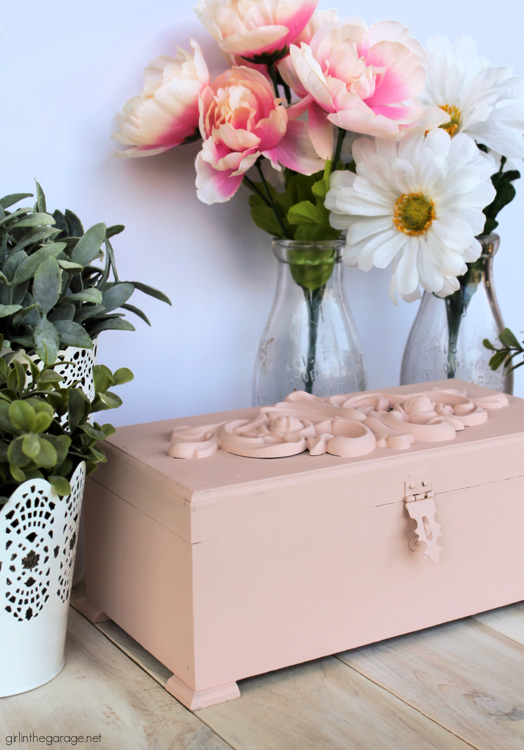 Discover beautiful, creative, and TOTALLY DOABLE hand painted jewelry box ideas - with paint, transfers, stencils, decoupage, and embellishments. By Girl in the Garage