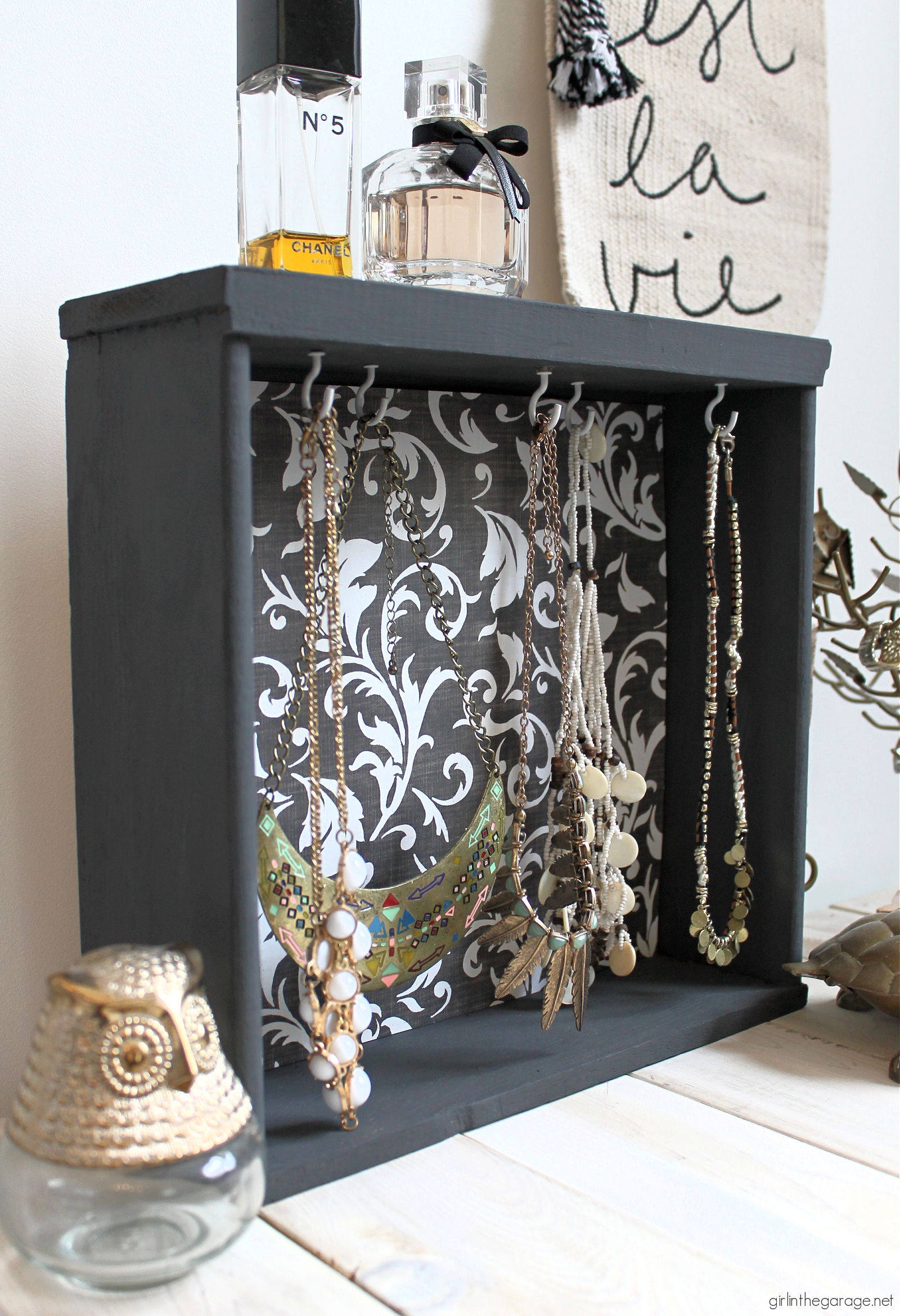 creative retail jewelry display